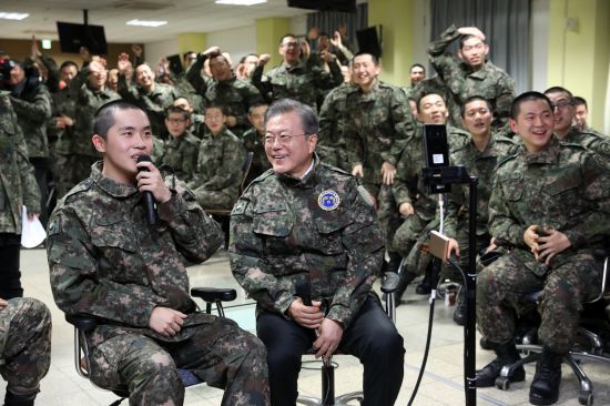 오늘 오전 문재인 대통령 근황 (육군 제5보병사단 신병교육대 방문) | 인스티즈