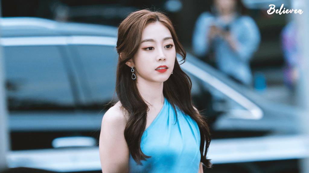 시상식에 파란 드레스를 입고 참석한 러블리즈 지수.jpgif | 인스티즈