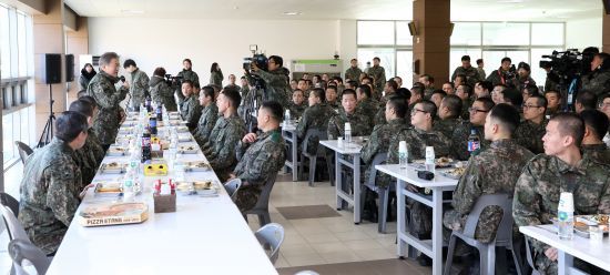 오늘 오전 문재인 대통령 근황 (육군 제5보병사단 신병교육대 방문) | 인스티즈