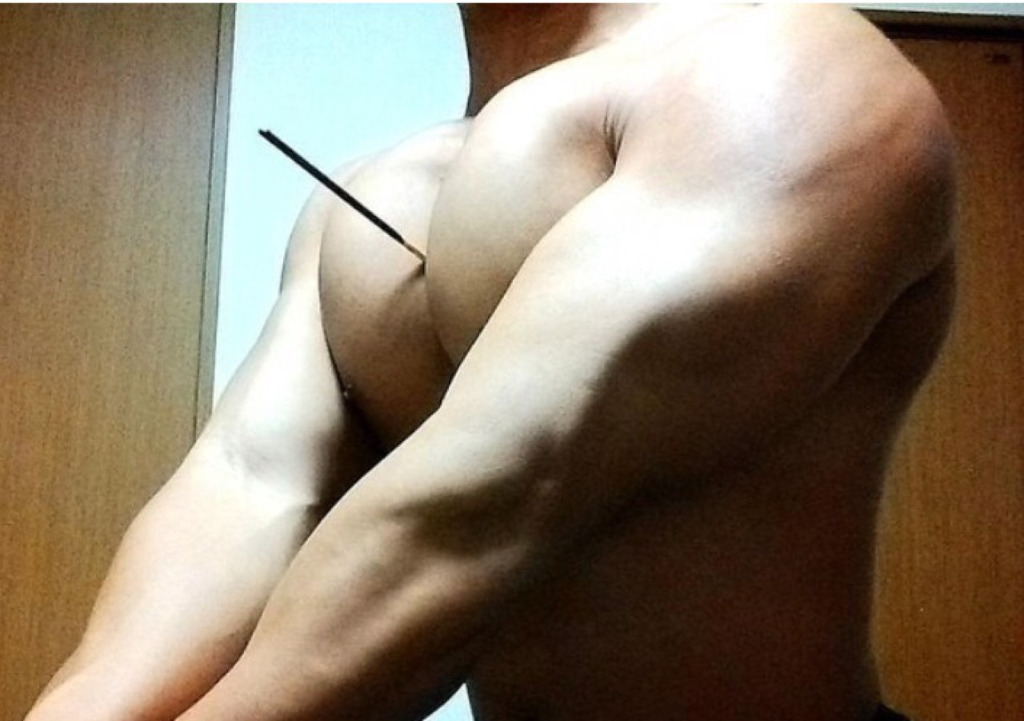 일부 남자들 사이에서 유행하는 가슴근육에 빼빼로 꽂기 | 인스티즈