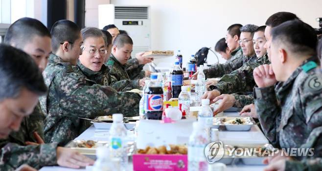 오늘 오전 문재인 대통령 근황 (육군 제5보병사단 신병교육대 방문) | 인스티즈