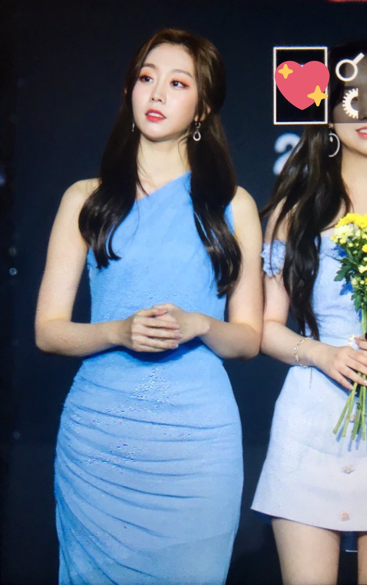 시상식에 파란 드레스를 입고 참석한 러블리즈 지수.jpgif | 인스티즈