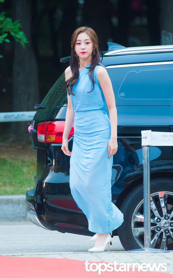 시상식에 파란 드레스를 입고 참석한 러블리즈 지수.jpgif | 인스티즈