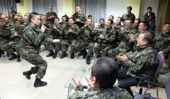 오늘 오전 문재인 대통령 근황 (육군 제5보병사단 신병교육대 방문) | 인스티즈