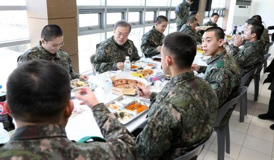 오늘 오전 문재인 대통령 근황 (육군 제5보병사단 신병교육대 방문) | 인스티즈