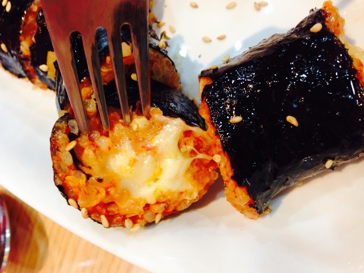 [김밥] 보편적인 치즈김밥에서 살짝 변형된 스타일을 가지고 있는 신전떡볶이의 치즈김밥 | 인스티즈