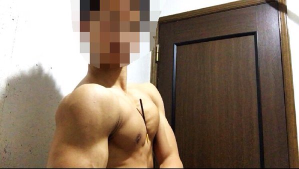 일부 남자들 사이에서 유행하는 가슴근육에 빼빼로 꽂기 | 인스티즈