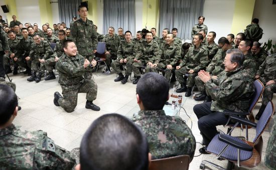 오늘 오전 문재인 대통령 근황 (육군 제5보병사단 신병교육대 방문) | 인스티즈