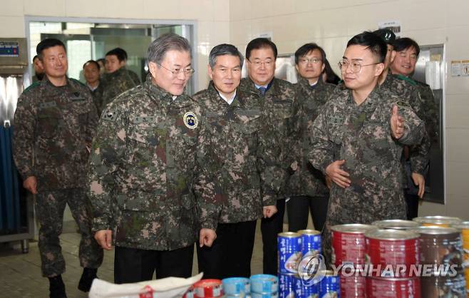 오늘 오전 문재인 대통령 근황 (육군 제5보병사단 신병교육대 방문) | 인스티즈