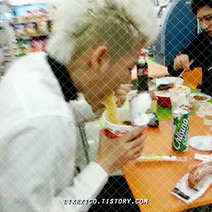 남자 연예인 손크기 실감할수있는 사진 | 인스티즈