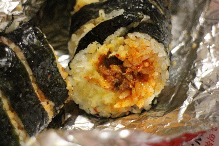[김밥] 보편적인 치즈김밥에서 살짝 변형된 스타일을 가지고 있는 신전떡볶이의 치즈김밥 | 인스티즈