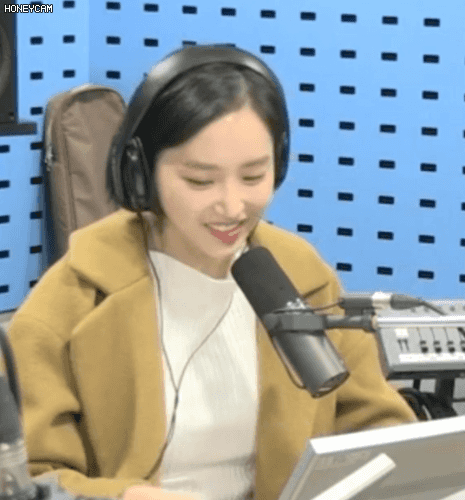민망해하는 윤태진.gif | 인스티즈