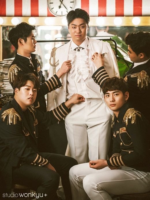 두산 이영하 웨딩사진인데 다들 들러리 이정후 얘기만 함.jpg | 인스티즈