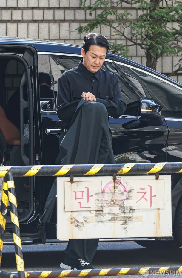 배우 박성웅, 어제 법원 증인출석 사진 | 인스티즈