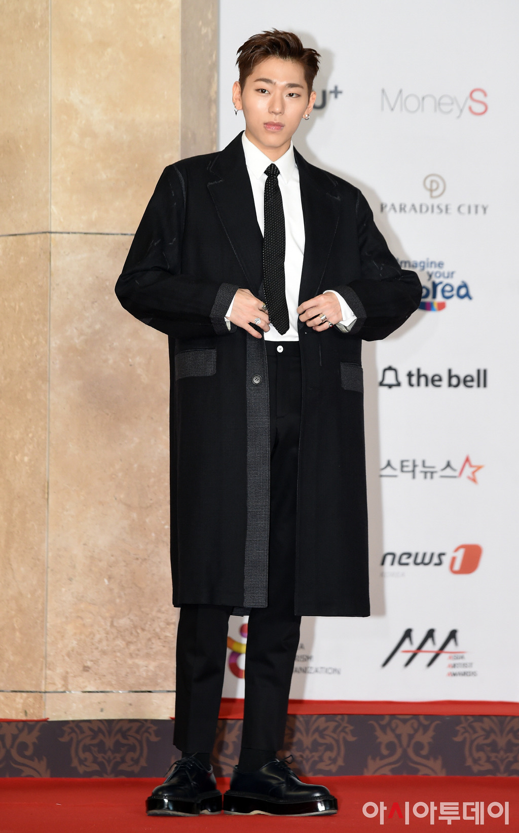 AAA 레드카펫에 나타난 북한 지코 옷을 입은 남한 지코 | 인스티즈
