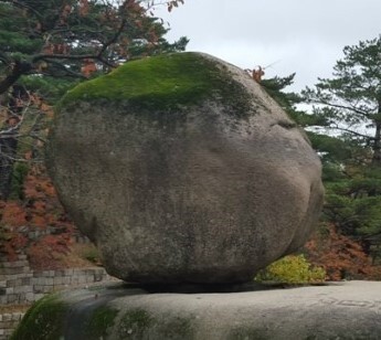 설악산 흔들바위 굴려 떨어뜨린 미국인 관광객 11명 입건 | 인스티즈