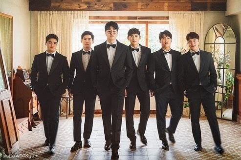 두산 이영하 웨딩사진인데 다들 들러리 이정후 얘기만 함.jpg | 인스티즈