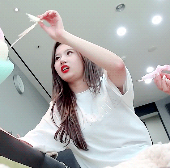솜사탕 먹방하는 사나.gif | 인스티즈