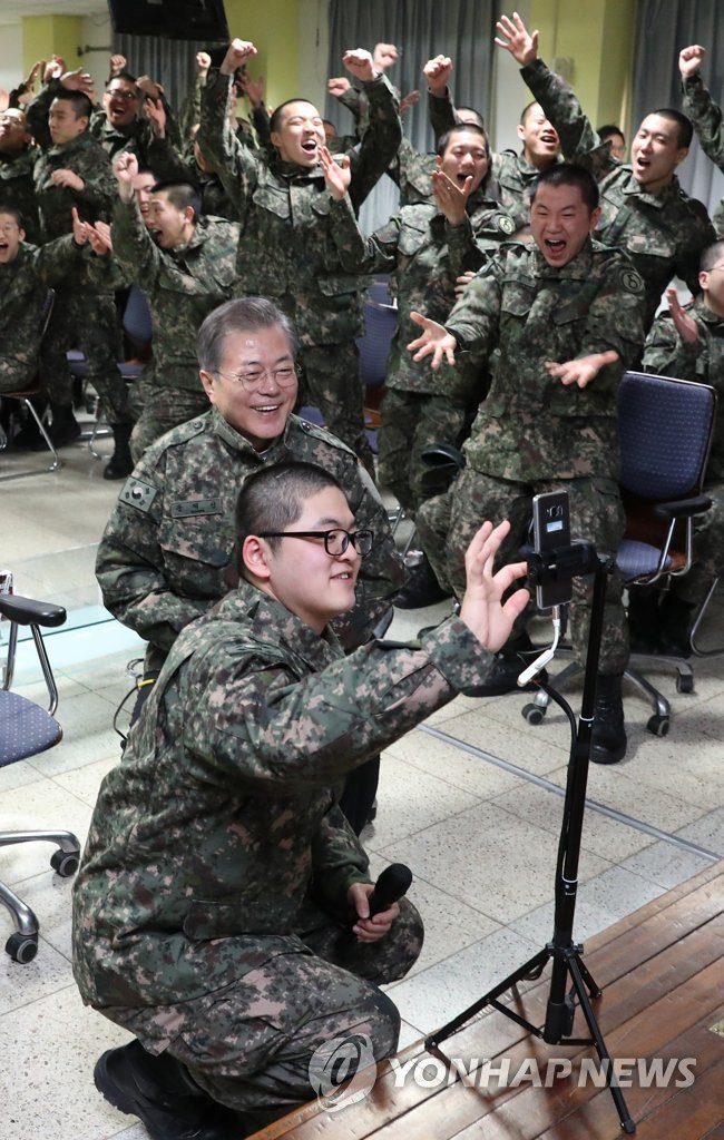 오늘 오전 문재인 대통령 근황 (육군 제5보병사단 신병교육대 방문) | 인스티즈