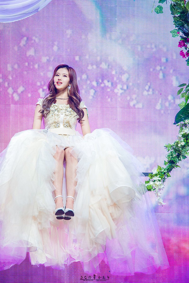 어쩜 이렇게 이쁠까싶은 트와이스 사나.jpg | 인스티즈