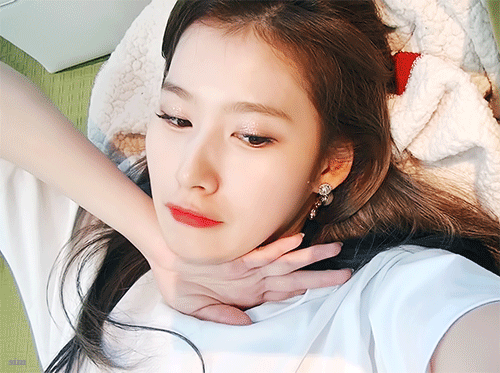 눕방하는 사나.gif | 인스티즈
