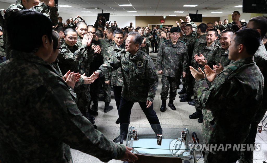 오늘 오전 문재인 대통령 근황 (육군 제5보병사단 신병교육대 방문) | 인스티즈