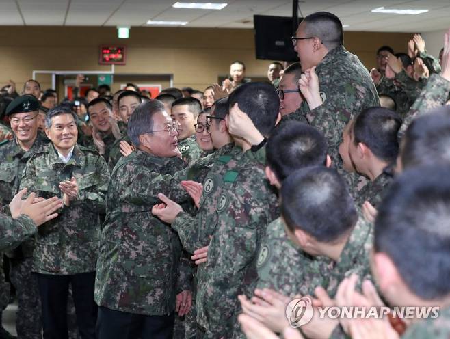오늘 오전 문재인 대통령 근황 (육군 제5보병사단 신병교육대 방문) | 인스티즈