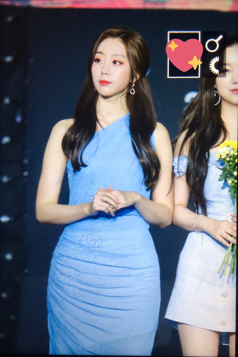 시상식에 파란 드레스를 입고 참석한 러블리즈 지수.jpgif | 인스티즈