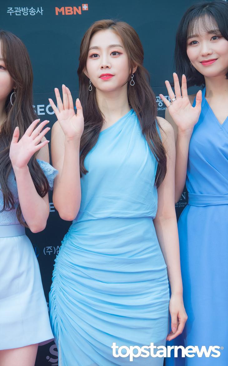 시상식에 파란 드레스를 입고 참석한 러블리즈 지수.jpgif | 인스티즈