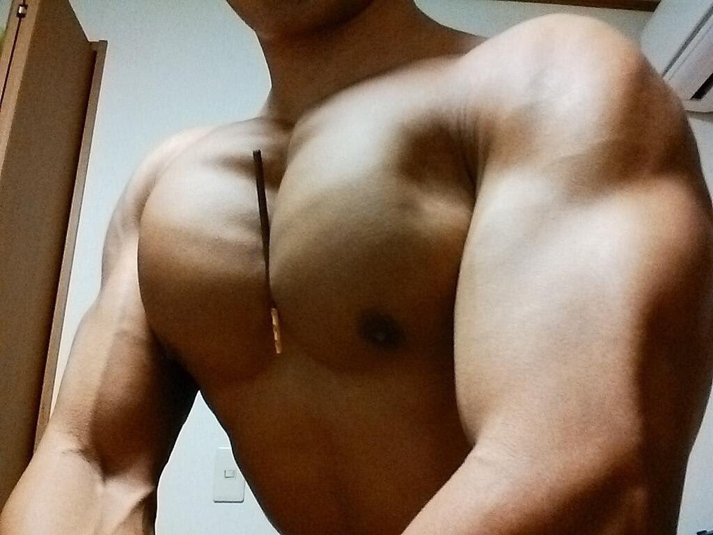 일부 남자들 사이에서 유행하는 가슴근육에 빼빼로 꽂기 | 인스티즈