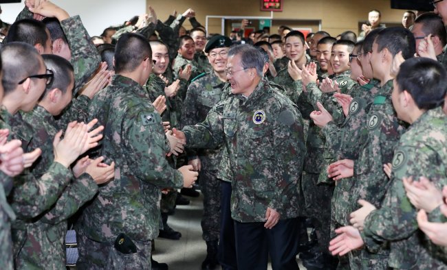 오늘 오전 문재인 대통령 근황 (육군 제5보병사단 신병교육대 방문) | 인스티즈