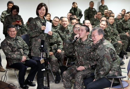 오늘 오전 문재인 대통령 근황 (육군 제5보병사단 신병교육대 방문) | 인스티즈
