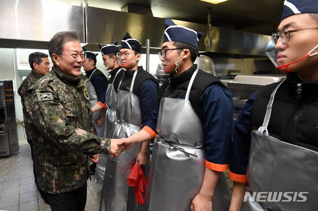 오늘 오전 문재인 대통령 근황 (육군 제5보병사단 신병교육대 방문) | 인스티즈