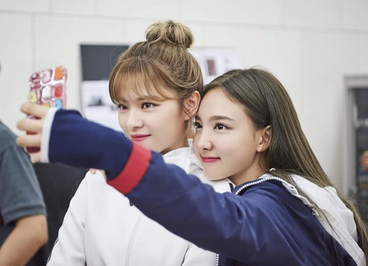 취향 확실한 트와이스 나연이 실제로 쓰는 폰케이스.jpg | 인스티즈