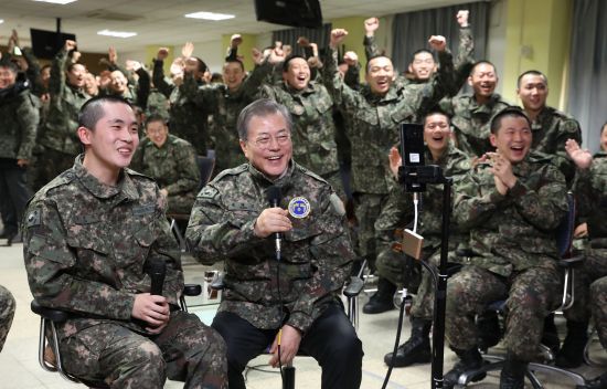 오늘 오전 문재인 대통령 근황 (육군 제5보병사단 신병교육대 방문) | 인스티즈