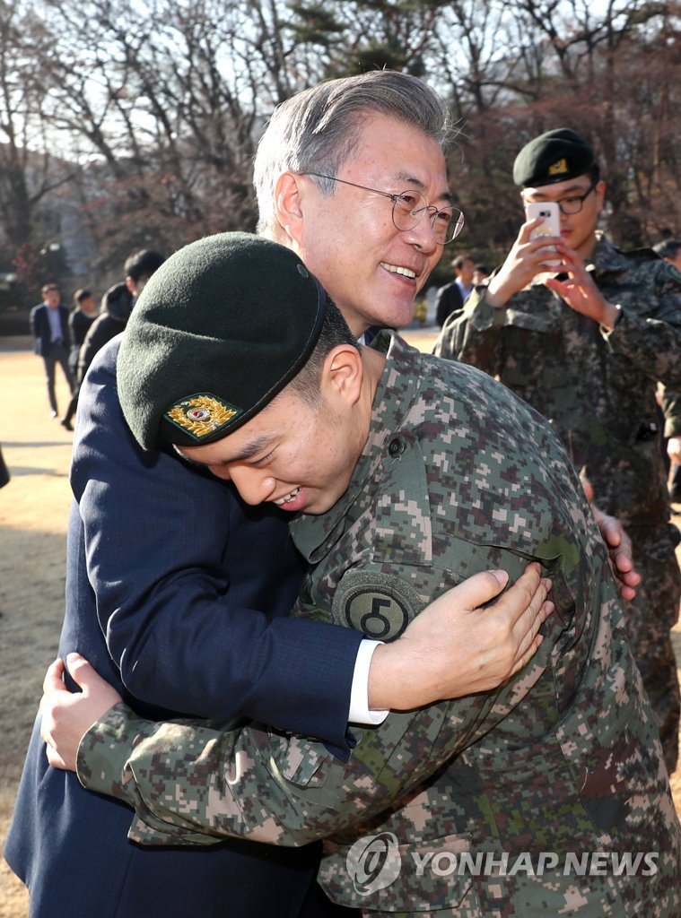 오늘 오전 문재인 대통령 근황 (육군 제5보병사단 신병교육대 방문) | 인스티즈
