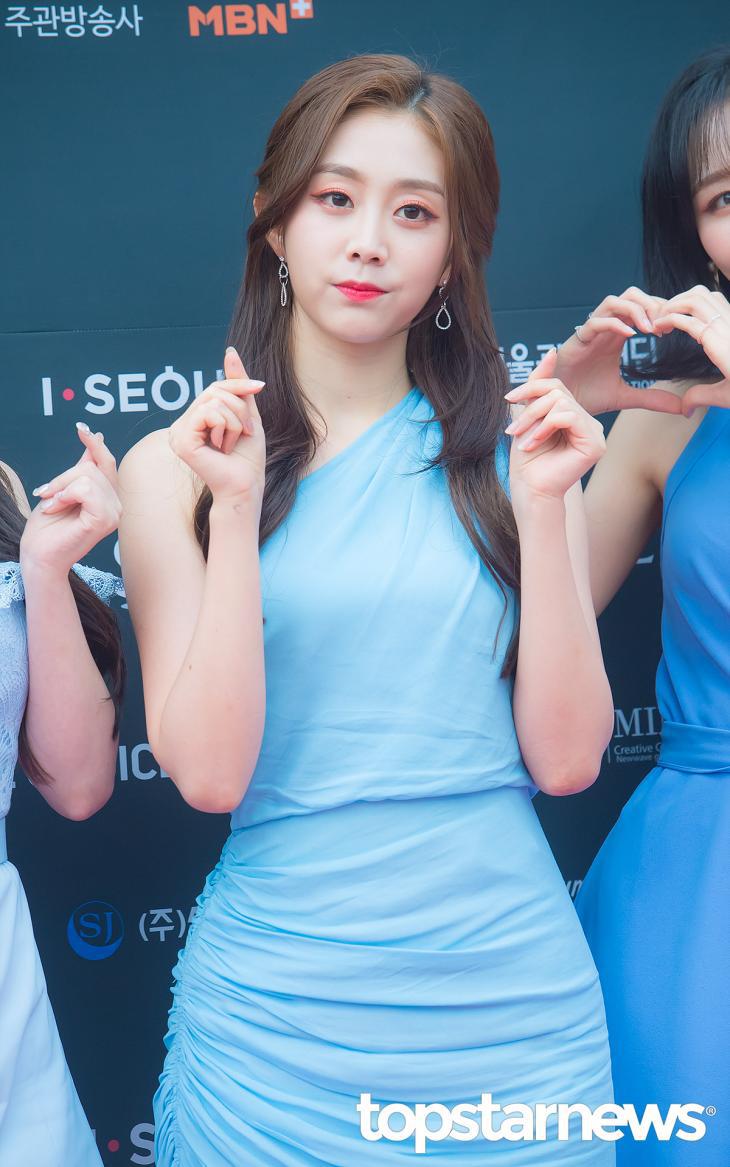 시상식에 파란 드레스를 입고 참석한 러블리즈 지수.jpgif | 인스티즈