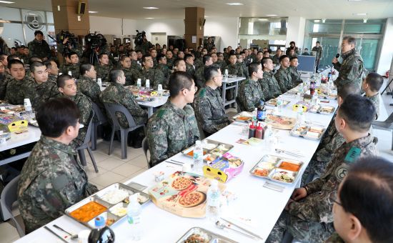 오늘 오전 문재인 대통령 근황 (육군 제5보병사단 신병교육대 방문) | 인스티즈