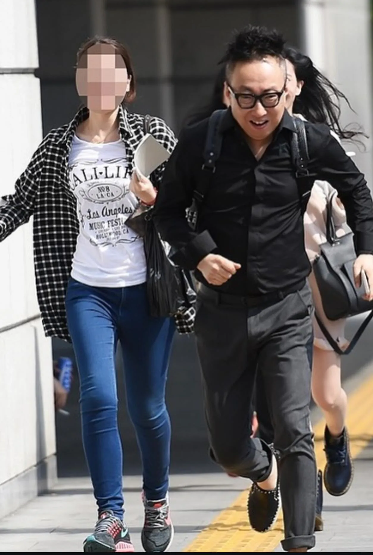 싸인하기 싫어서 도망가도 논란없는 연예인 | 인스티즈