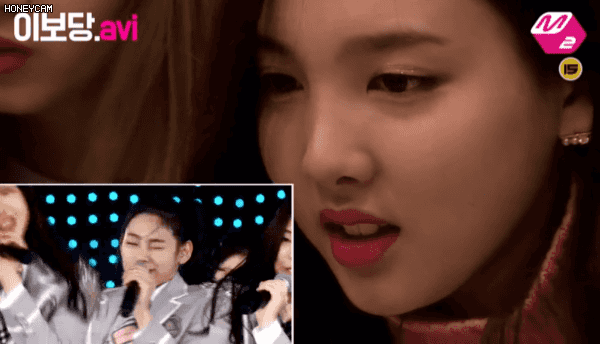 강미나를 보고 귀여워하는 트와이스 나연 | 인스티즈