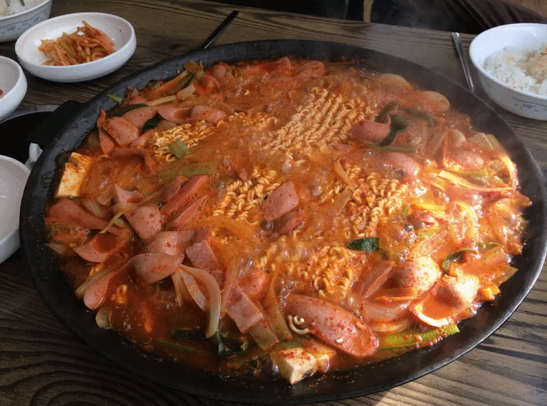 엥? 부대찌개에도 지역별 차이가 있다고? (ft. 의정부, 송탄, 파주) | 인스티즈