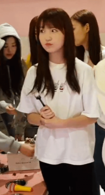 아이즈원) 포크에 묻은 생크림을 먹는 아이 | 인스티즈