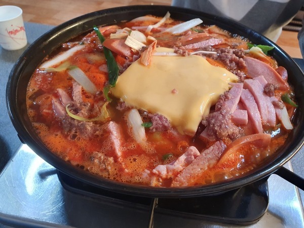 엥? 부대찌개에도 지역별 차이가 있다고? (ft. 의정부, 송탄, 파주) | 인스티즈