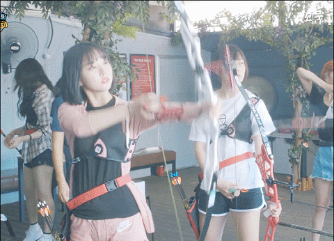 양궁연습하는 여자친구 엄지 은하 예린.gif | 인스티즈