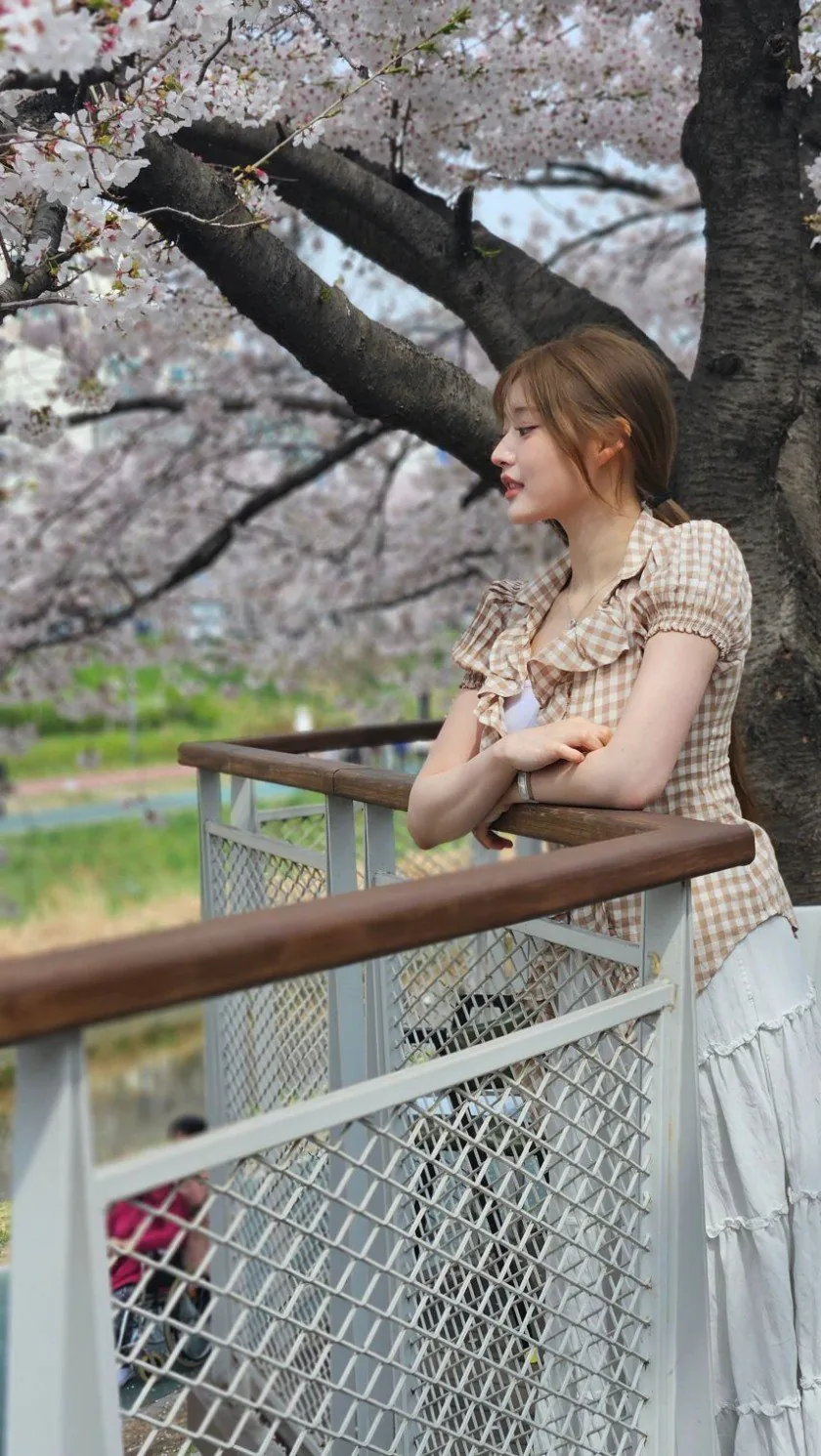 벚꽃 구경 간 피프티피프티 아테나 | 인스티즈