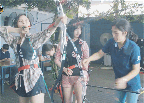 양궁연습하는 여자친구 엄지 은하 예린.gif | 인스티즈