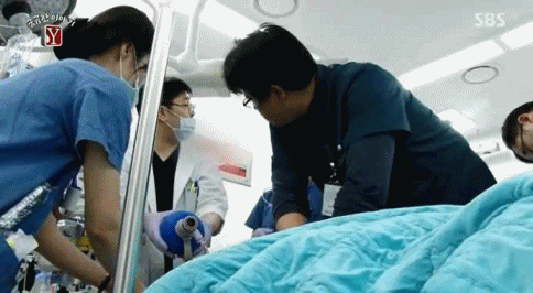 어제 시청자들 펑펑 울린 외과 의사들이 환자를 살리는 장면.gif ㄷㄷㄷ | 인스티즈