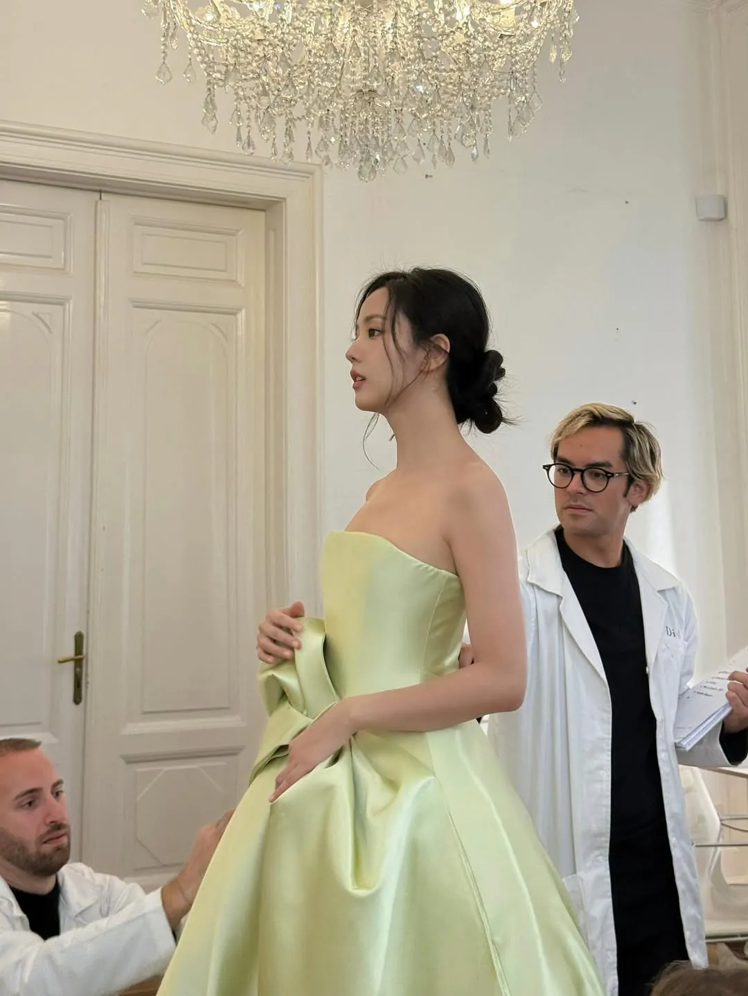 직원들한테 디올가방 선물한 지수 | 인스티즈