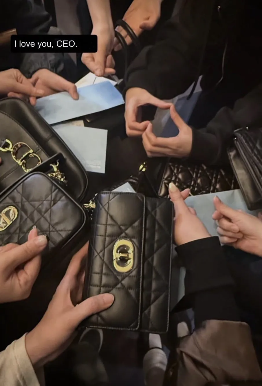 직원들한테 디올가방 선물한 지수 | 인스티즈