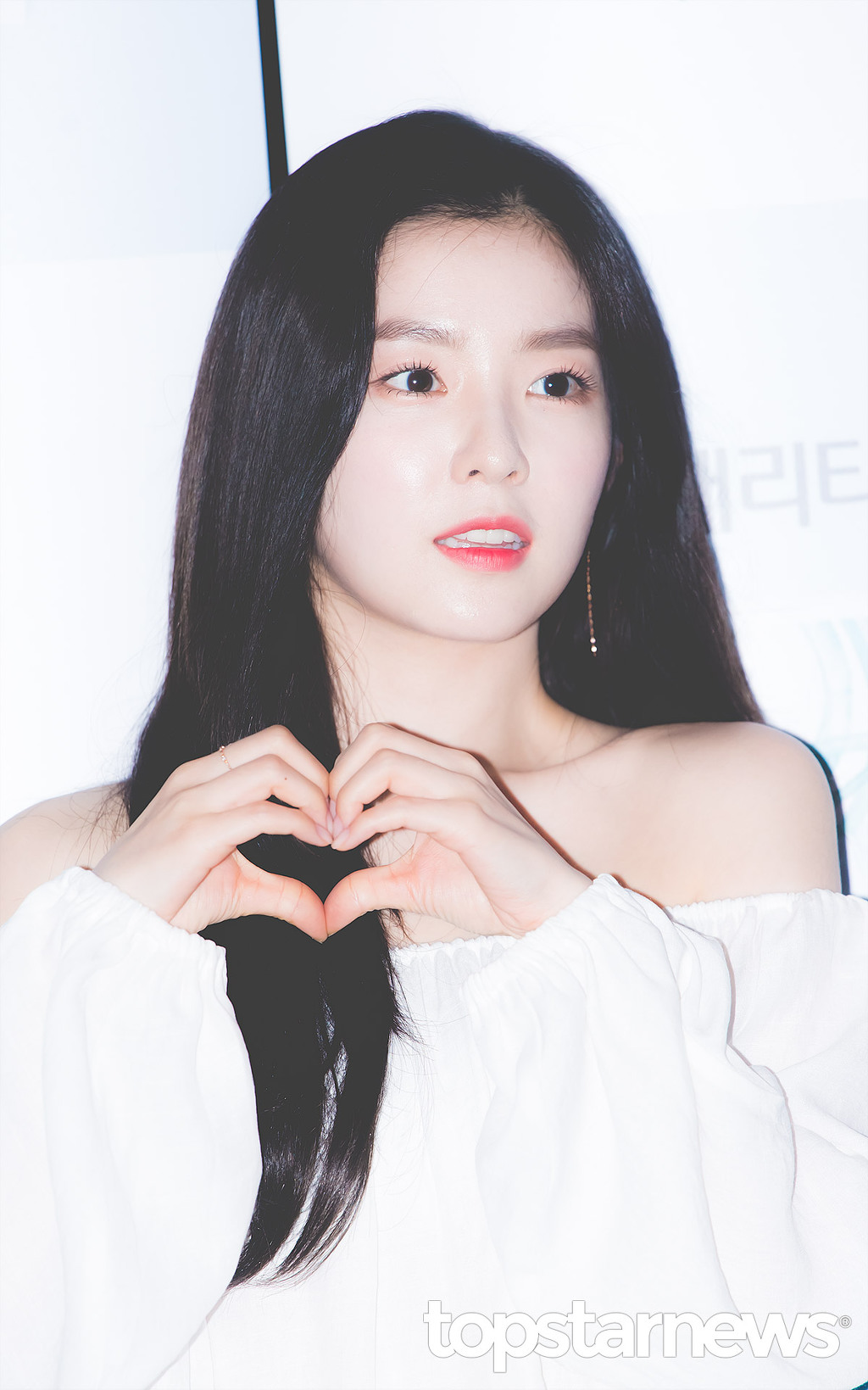오프숄더 애용하는 레드벨벳 아이린.jpgif | 인스티즈
